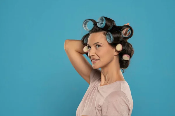 Beautiful Smiling Woman Hair Curlers Posing Blue Studio Background —  Fotos de Stock