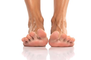 Beyaz arka planda güzel bakımlı kadınların bacakları ve ayakları..