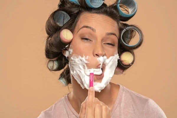 Attractive Young Woman Hair Curlers Rollers Shaves Her Face Beige — Stock Photo, Image