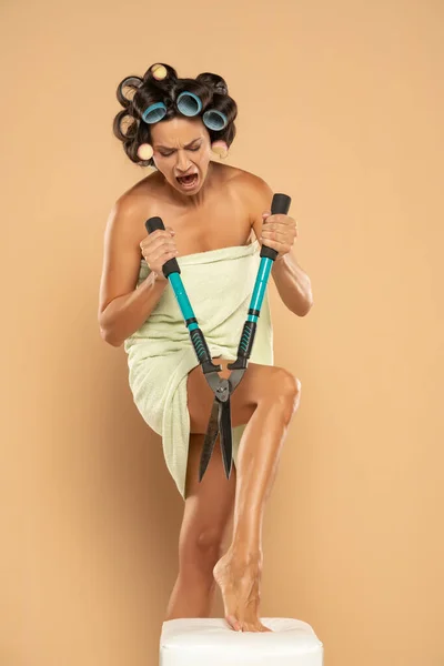 Extreme Trimming Shaving Angry Female Legs Fence Shears Beige Studio — Stock fotografie