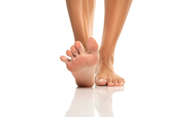 Vorderansicht Der Schön Gepflegten Beine Und Füße Von Frauen Auf — Stockfoto