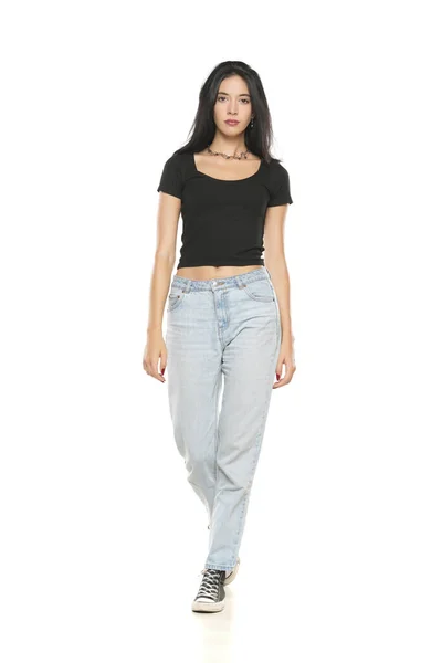 Junge Schöne Frau Lockeren Jeans Fuß Auf Weißem Studiohintergrund — Stockfoto