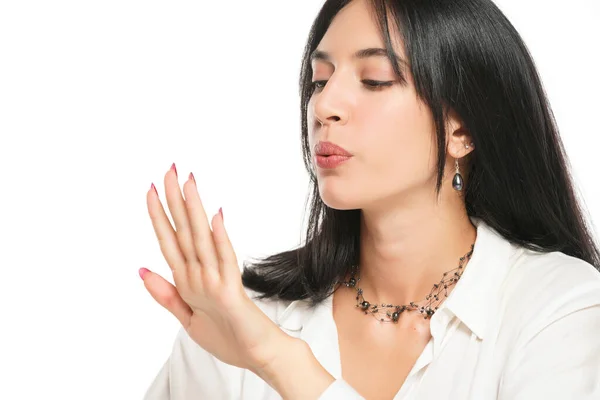 Eine Frau Bläst Ihren Frischen Nagellack Auf Weißem Studiohintergrund — Stockfoto