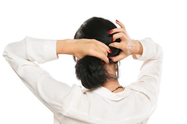 Žena Svazuje Její Vlasy Barrette Bílém Pozadí Studia — Stock fotografie