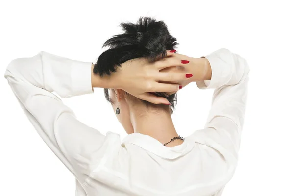 Женщина Связывает Волосы Заколкой Белом Фоне Студии — стоковое фото