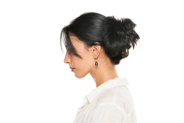 Frau Mit Haarspange Auf Weißem Studiohintergrund — Stockfoto