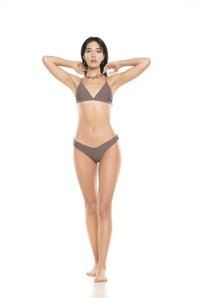 Joven Morena Bikini Posando Sobre Fondo Estudio Blanco —  Fotos de Stock