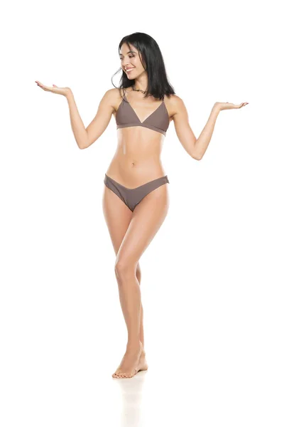 Ung Leende Brunett Kvinna Bikini Baddräkt Reklam Imaginära Objekt Hennes — Stockfoto