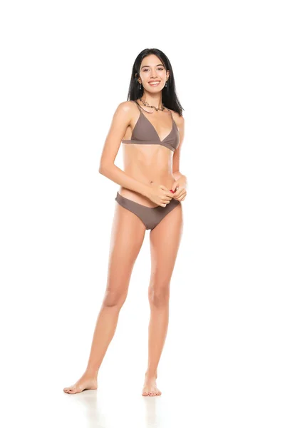 Joven Morena Sonriente Bikini Posando Sobre Fondo Estudio Blanco —  Fotos de Stock