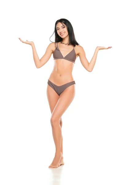 Joven Mujer Morena Sonriente Bikini Traje Baño Publicidad Objeto Imaginario — Foto de Stock