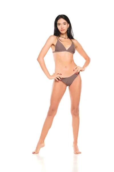 Joven Morena Bikini Posando Sobre Fondo Estudio Blanco —  Fotos de Stock