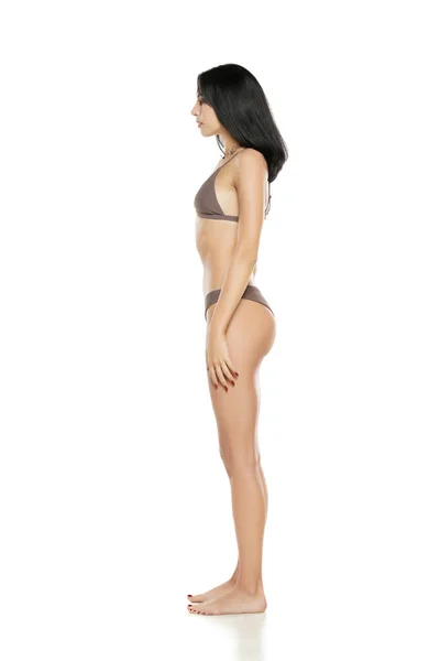 Vista Lateral Una Joven Morena Bikini Posando Sobre Fondo Estudio — Foto de Stock