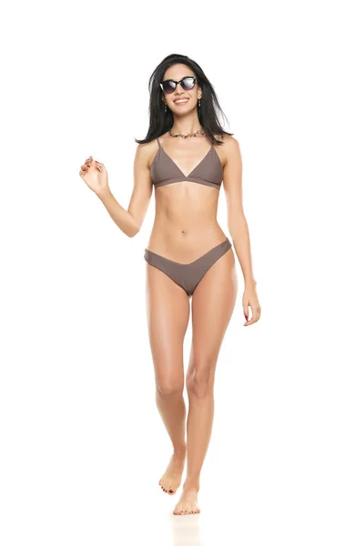 Young Brunette Woman Bikini Swimsuit Sunglasses Walking White Studio Background — Stock Photo, Image