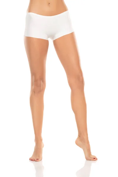 Visão Frontal Pernas Descalças Femininas Cuecas Biquíni Branco Fundo Estúdio — Fotografia de Stock