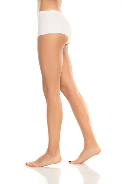 Boční Pohled Ženské Bosé Nohy Bílých Bikinách Kalhotky Bílém Pozadí — Stock fotografie