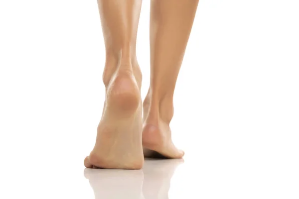 Zadní Pohled Krásně Pečující Ženy Bosé Nohy Bílém Pozadí Studia — Stock fotografie