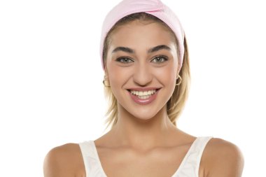 Beyaz bir stüdyonun arka planında gülümseyen güzel bir kadının portresini yakından çek.