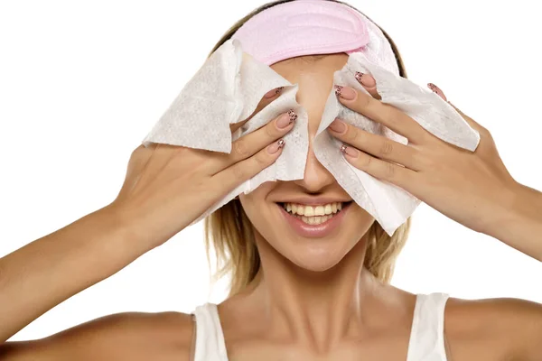 Atractiva Joven Sonriente Limpiando Cara Con Pañuelo Mojado Sobre Fondo —  Fotos de Stock