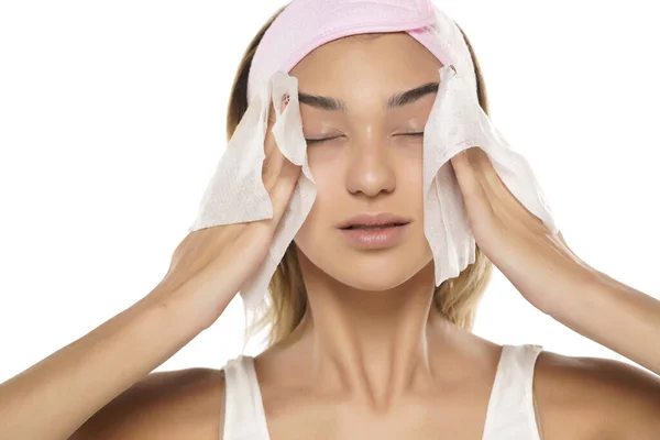 Jovem Atraente Limpando Seu Rosto Com Tecido Molhado Fundo Estúdio — Fotografia de Stock