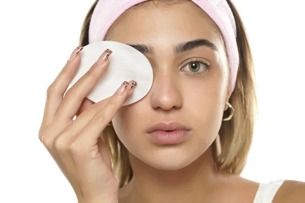 Atractiva Joven Mujer Limpiando Cara Con Una Almohadilla Algodón Sobre —  Fotos de Stock