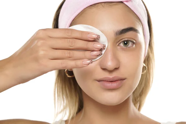 Attraktive Junge Frau Reinigt Ihr Gesicht Mit Einem Wattepad Auf — Stockfoto