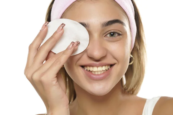 Jovem Mulher Sorridente Atraente Limpando Seu Rosto Com Uma Almofada — Fotografia de Stock