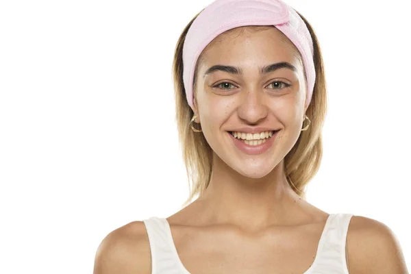 Seorang Wanita Muda Tersenyum Tanpa Makeup Dan Hedaband Latar Belakang — Stok Foto
