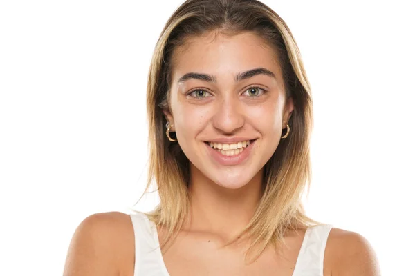 Mladá Usmívající Žena Bez Make Upu Dlouhými Vlasy Bílém Pozadí — Stock fotografie