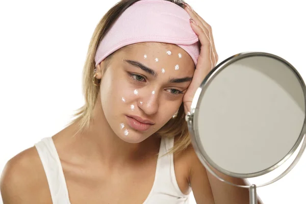 Mujer Triste Infeliz Posando Con Crema Facial Sobre Fondo Estudio — Foto de Stock