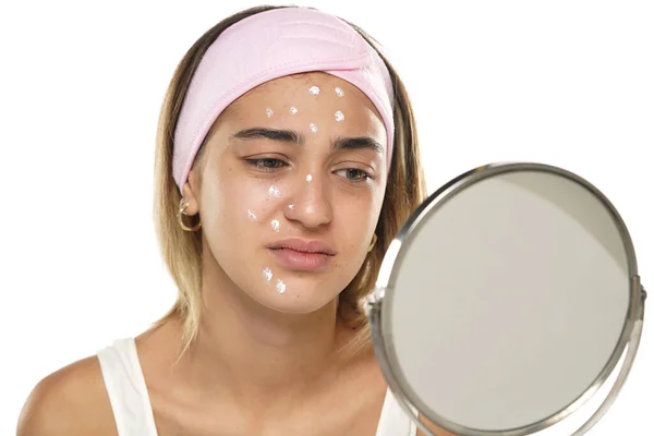 Mulher Triste Infeliz Posando Com Creme Facial Fundo Estúdio Branco — Fotografia de Stock