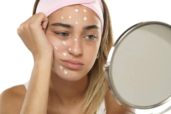 Mulher Triste Infeliz Posando Com Creme Facial Fundo Estúdio Branco — Fotografia de Stock