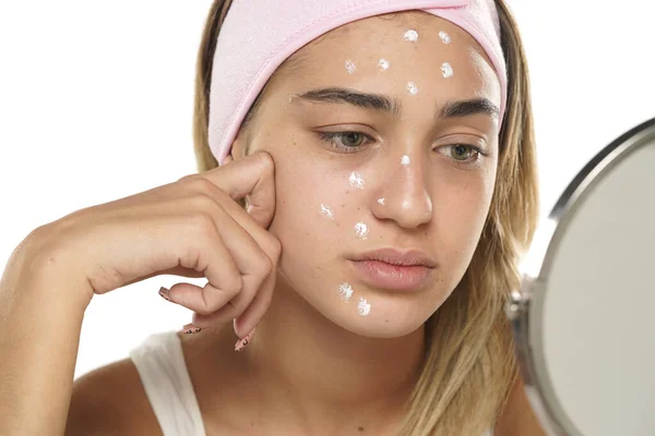 Mujer Triste Infeliz Posando Con Crema Facial Sobre Fondo Estudio —  Fotos de Stock