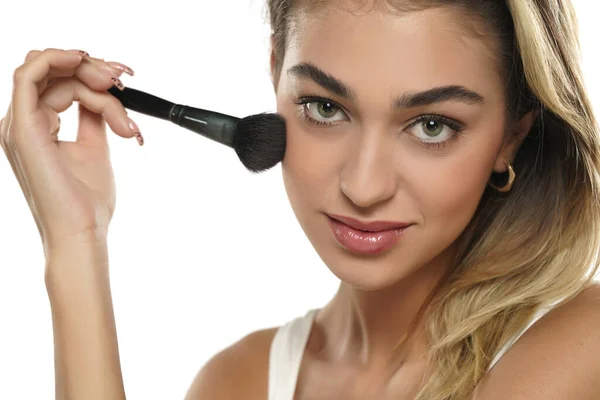 Mujer Usando Cepillo Maquillaje Aislado Sobre Fondo Blanco Estudio — Foto de Stock