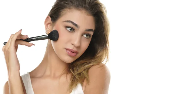 Femme Utilisant Une Brosse Maquillage Isolée Sur Fond Studio Blanc — Photo