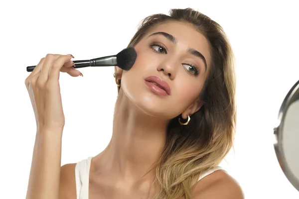 Mujer Usando Cepillo Maquillaje Aislado Sobre Fondo Blanco Estudio —  Fotos de Stock