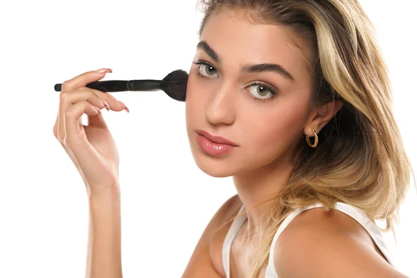 Mulher Usando Pincel Maquiagem Isolado Fundo Estúdio Branco — Fotografia de Stock