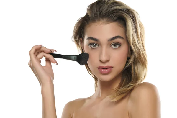 Femme Utilisant Une Brosse Maquillage Isolée Sur Fond Studio Blanc — Photo