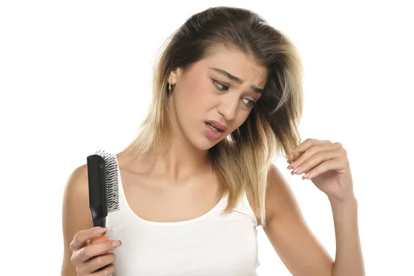 Jeune Femme Nerveuse Malheureuse Brossant Les Cheveux Devant Miroir Sur — Photo