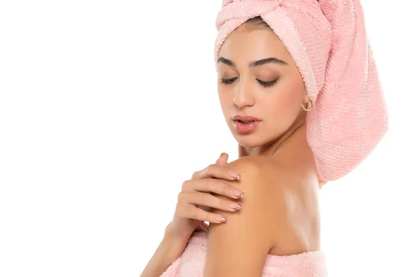 Een Mooie Jonge Vrouw Met Handdoek Haar Hoofd Aanbrengen Crème — Stockfoto