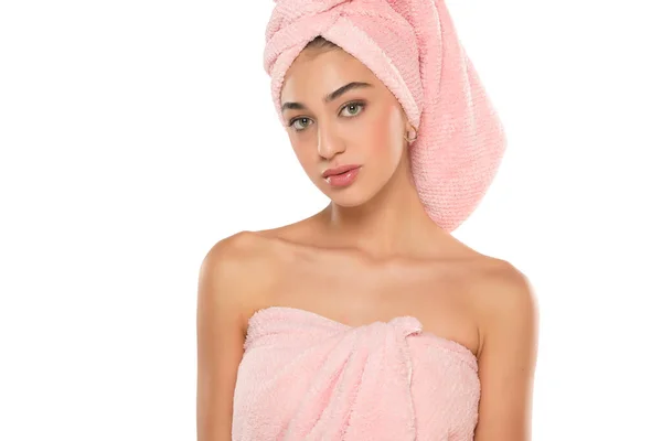 Een Mooie Jonge Vrouw Met Handdoek Haar Hoofd Poseren Een — Stockfoto