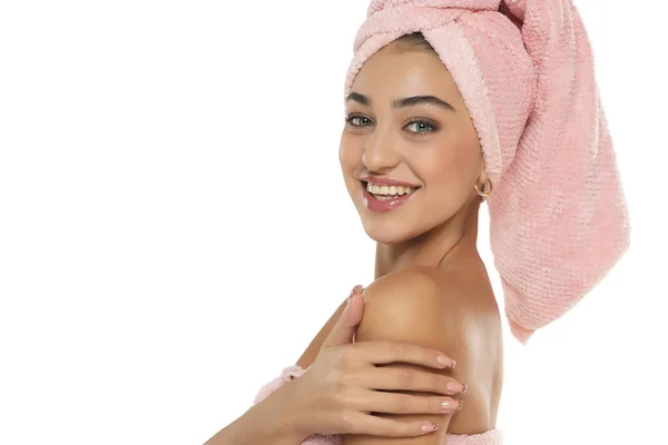 Śliczna Uśmiechnięta Młoda Kobieta Ręcznikiem Głowie Pozująca Białym Tle Studia — Zdjęcie stockowe