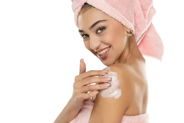 Una Bella Giovane Donna Sorridente Con Asciugamano Sulla Testa Che — Foto Stock