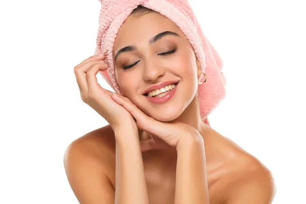 Een Mooie Glimlachende Jonge Vrouw Met Handdoek Haar Hoofd Poseren — Stockfoto