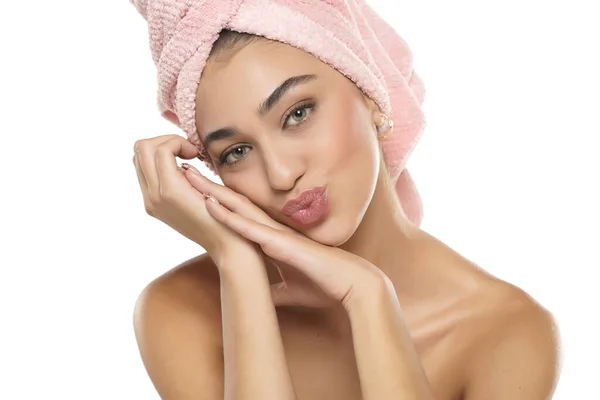 Una Bella Giovane Donna Con Asciugamano Sulla Testa Posa Uno — Foto Stock