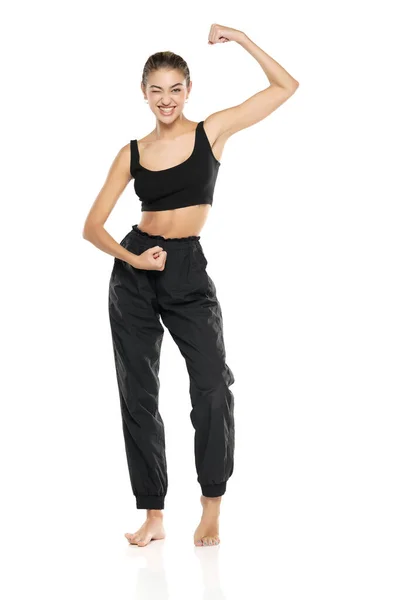 Uma Jovem Descalça Mulher Feliz Calças Treino Pretas Top Tanque — Fotografia de Stock