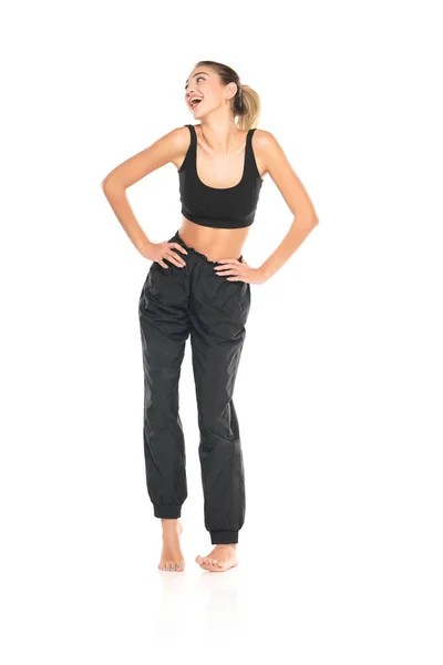 Una Joven Mujer Feliz Descalza Pantalones Chándal Negros Una Camiseta —  Fotos de Stock