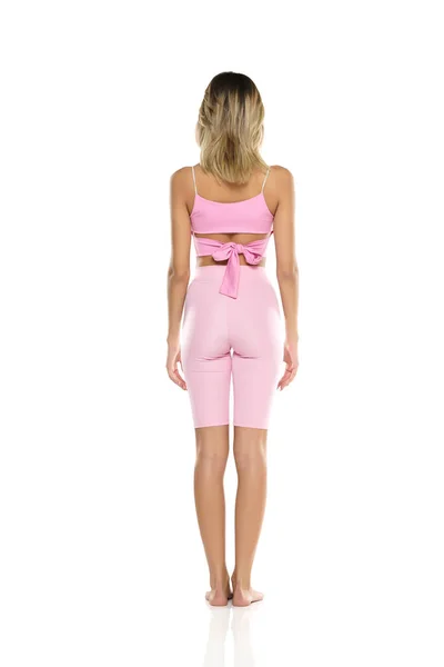 Eine Junge Barfüßige Frau Pinkfarbenen Kurzen Leggings Und Top Posiert — Stockfoto