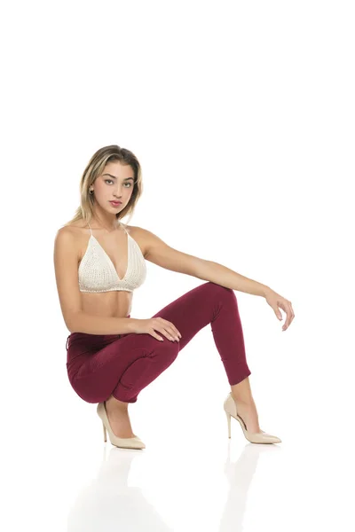 Een Jonge Vrouw Bourgogne Jeans Top Hoge Hakken Schoenen Poseren — Stockfoto