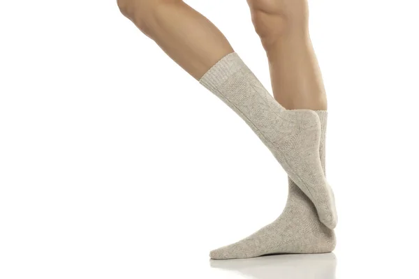Крупним Планом Жіночі Ноги Сірій Вовняній Зимовій Шкарпетці Білому Фоні — стокове фото