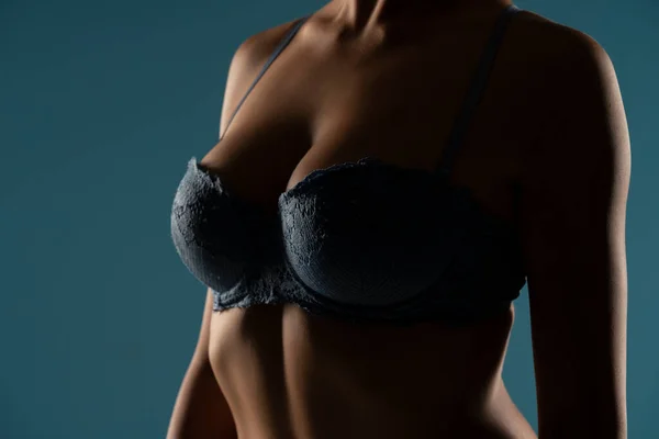 Närbild Kvinnans Överkropp Skuggan Blå Och Naturliga Bröst Klyfta Blå — Stockfoto